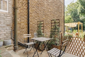 Outdoor dining - New! Cosy 1BR Flat w/Patio in New Cross (Greater London)