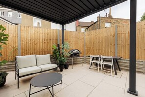 Outdoor dining - New! Wimbledon 4BR Home | Garden | 10 Mins to Tube (Greater London)