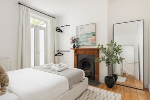 Room - New! Wimbledon 4BR Home | Garden | 10 Mins to Tube (Greater London)