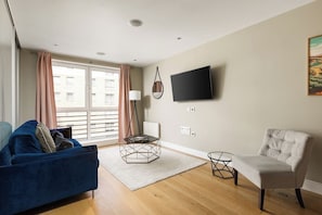 Living area - New! Charming 1BR Flat | Fulham & Chelsea (Greater London)