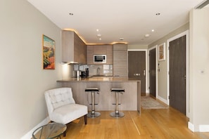 Private kitchen - New! Charming 1BR Flat | Fulham & Chelsea (Greater London)