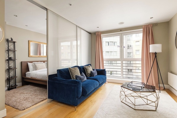 Living area - New! Charming 1BR Flat | Fulham & Chelsea (Greater London)