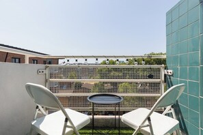 Property grounds - New! Inviting 3BR w/ Balcony | Near Canary Wharf (Greater London)