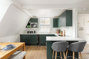 Private kitchen - New! Stylish Battersea 1BR | 6 Mins to Clapham Jct (Greater London)