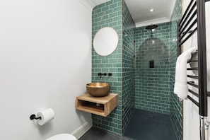 Bathroom - New! Stylish Battersea 1BR | 6 Mins to Clapham Jct (Greater London)