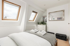 Room - New! Stylish Battersea 1BR | 6 Mins to Clapham Jct (Greater London)
