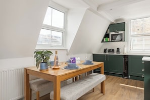 Dining - New! Stylish Battersea 1BR | 6 Mins to Clapham Jct (Greater London)