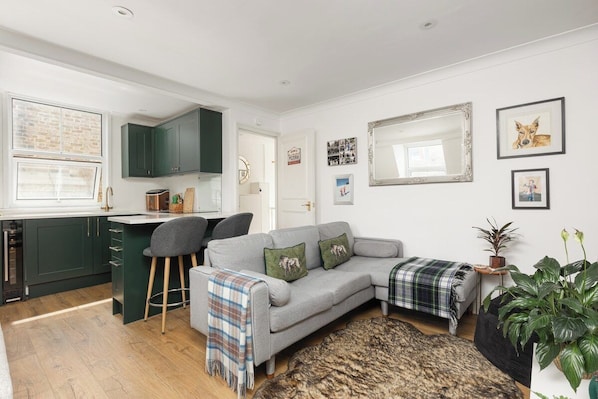 Living area - New! Stylish Battersea 1BR | 6 Mins to Clapham Jct (Greater London)