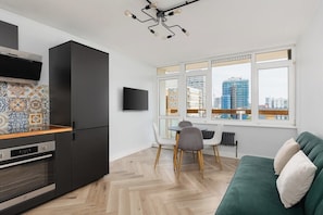 Living area - New! 2BR Flat w/Balcony & Views in Popular (Greater London)