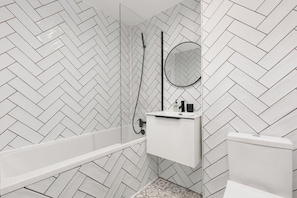 Bathroom - New! 2BR Flat w/Balcony & Views in Popular (Greater London)