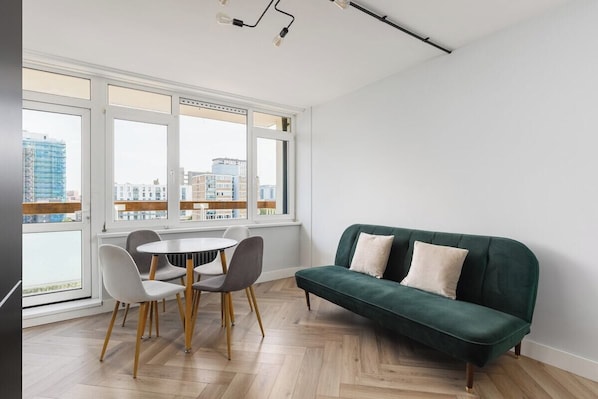 Living area - New! 2BR Flat w/Balcony & Views in Popular (Greater London)