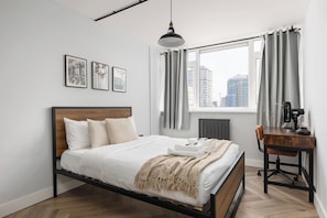 Room - New! 2BR Flat w/Balcony & Views in Popular (Greater London)
