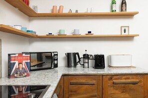 Fridge, microwave, oven, stovetop - New! Cosy 3BR w/Patio | Shoreditch & Liverpool St (Greater London)