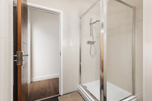 Bathroom - New! Delightful 2BR | 1 Min to Lower Sydenham (London)
