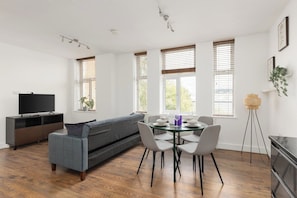 Living area - New! Delightful 2BR | 1 Min to Lower Sydenham (London)