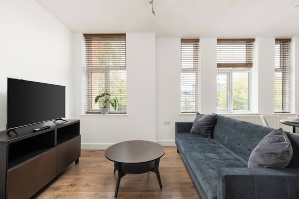 Living area - New! Delightful 2BR | 1 Min to Lower Sydenham (London)
