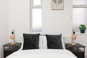 Room - New! Delightful 2BR | 1 Min to Lower Sydenham (London)