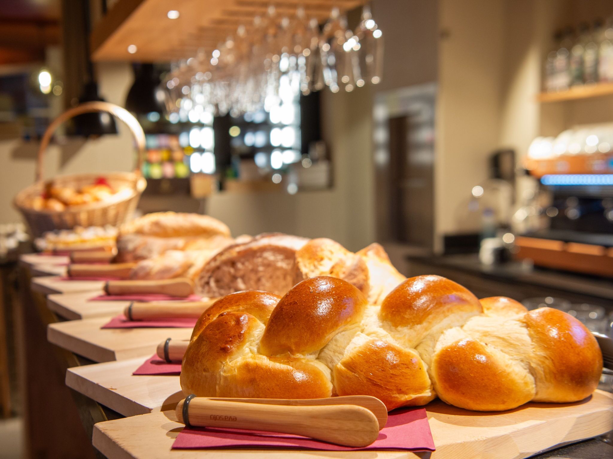 Une vitrine de boulangerie présentant une variété de pains et de pâtisseries.