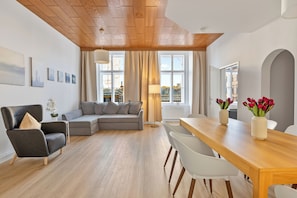 Deluxe appartement, 2 slaapkamers, uitzicht op de stad | Woonruimte