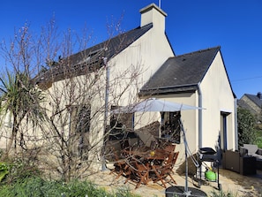 Outdoor dining - "La Plage" vacation rental, a 5-minute walk from the beach. Very quiet at the end of a cul-de-sac (Perros-Guirec)