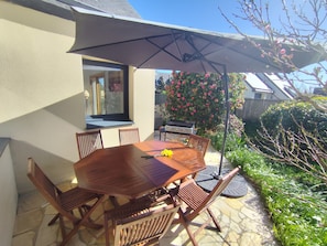 Outdoor dining - "La Plage" vacation rental, a 5-minute walk from the beach. Very quiet at the end of a cul-de-sac (Perros-Guirec)