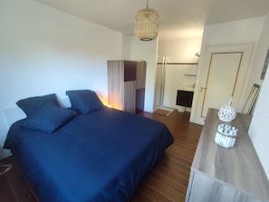 Iron/ironing board, WiFi, bed sheets - "La Plage" vacation rental, a 5-minute walk from the beach. Very quiet at the end of a cul-de-sac (Perros-Guirec)