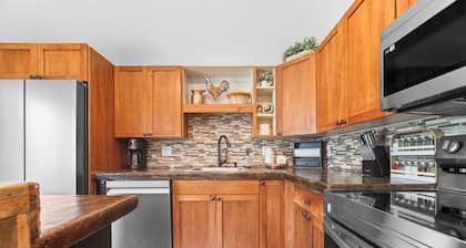 Walkable Golden Apartment near Red Rocks