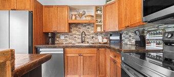 Walkable Golden Apartment near Red Rocks
