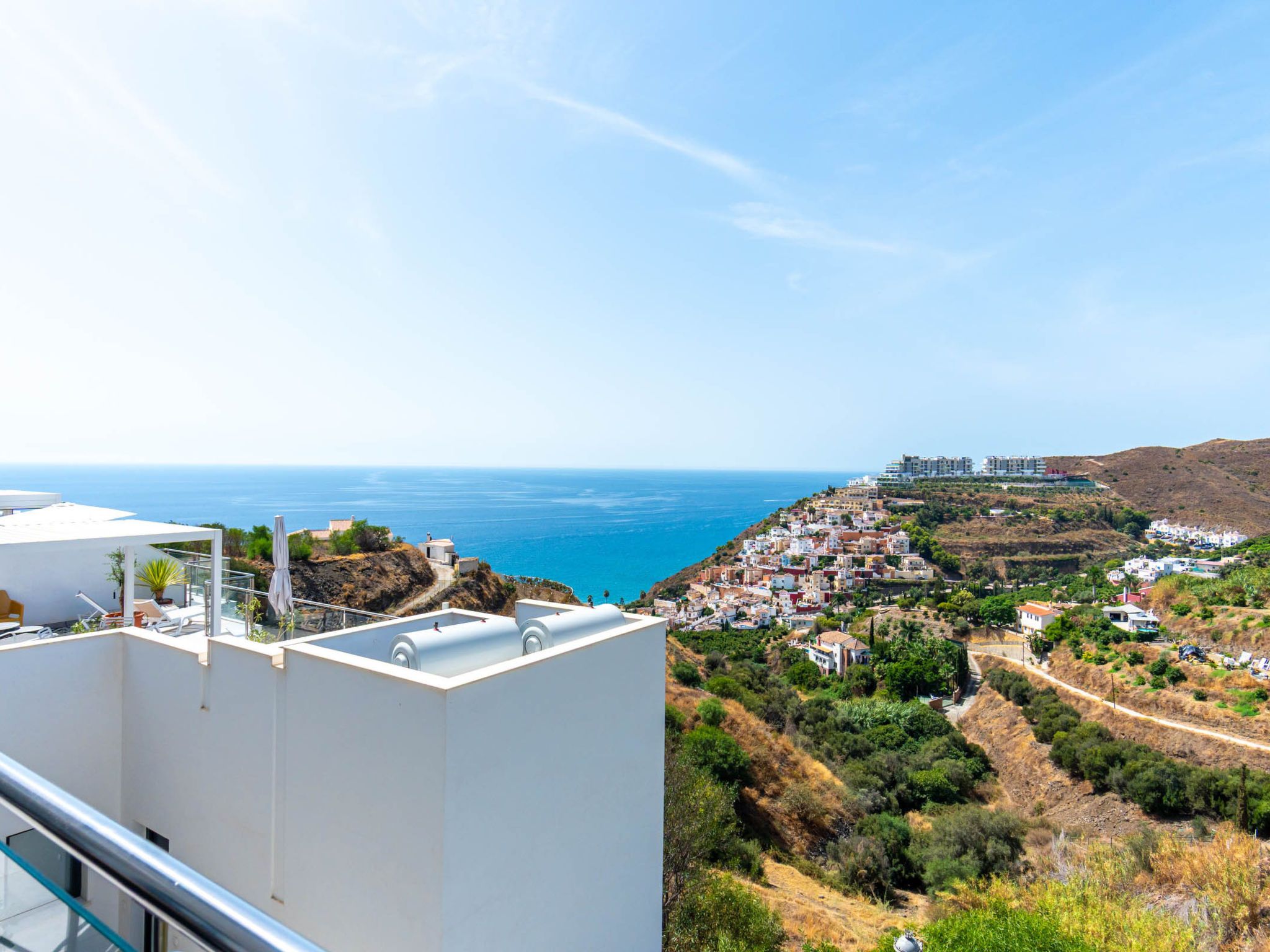 Une ville côtière avec des bâtiments construits sur une colline surplombant la mer.