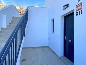 Ein Gebäude mit einer Treppe, die zu einer Tür mit der Nummer 211 führt.