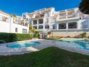 A residential building with a swimming pool and a well-maintained lawn. - Valparaiso 1B Burriana Beach by Casasol by Interhome (Nerja)