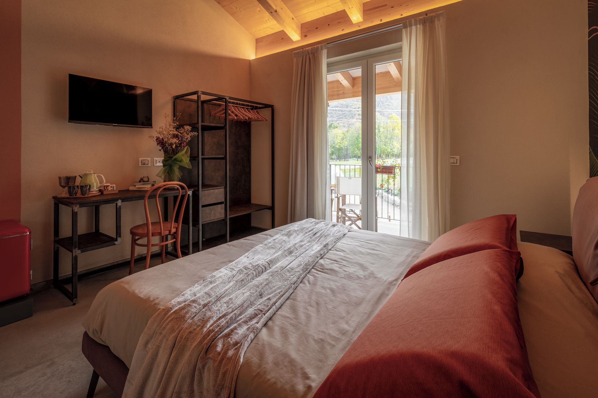 Kahden hengen comfort-huone, vuoristonäköala (Giglio) | Tallelokero huoneessa, kannettavalle tietokoneelle sopiva työtila