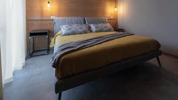 Ein Bett mit Kopfteil, zwei Nachttische und einer Wandleuchte.