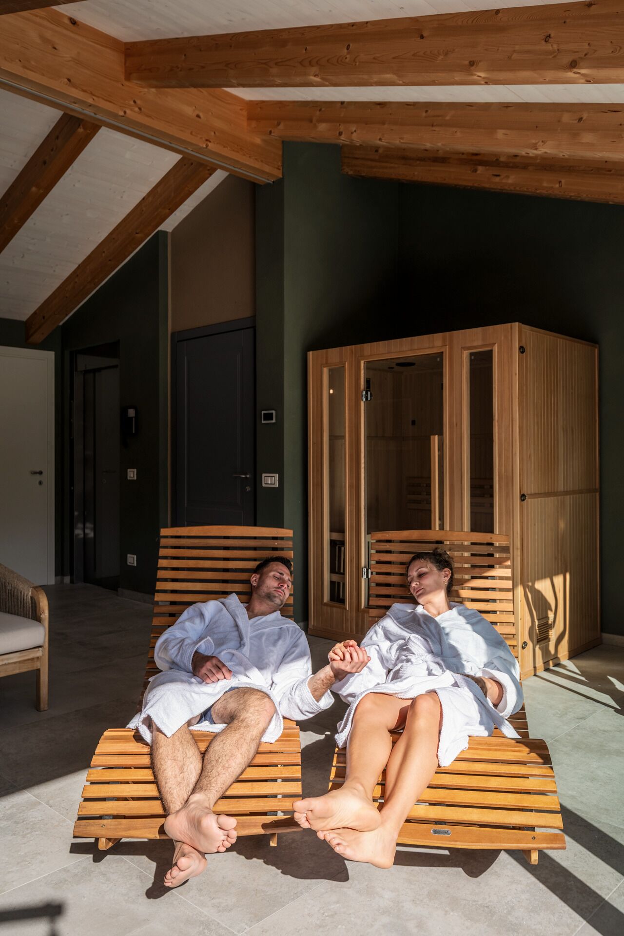 Ein Saunaraum mit Holzbänken und einem Holzschrank.