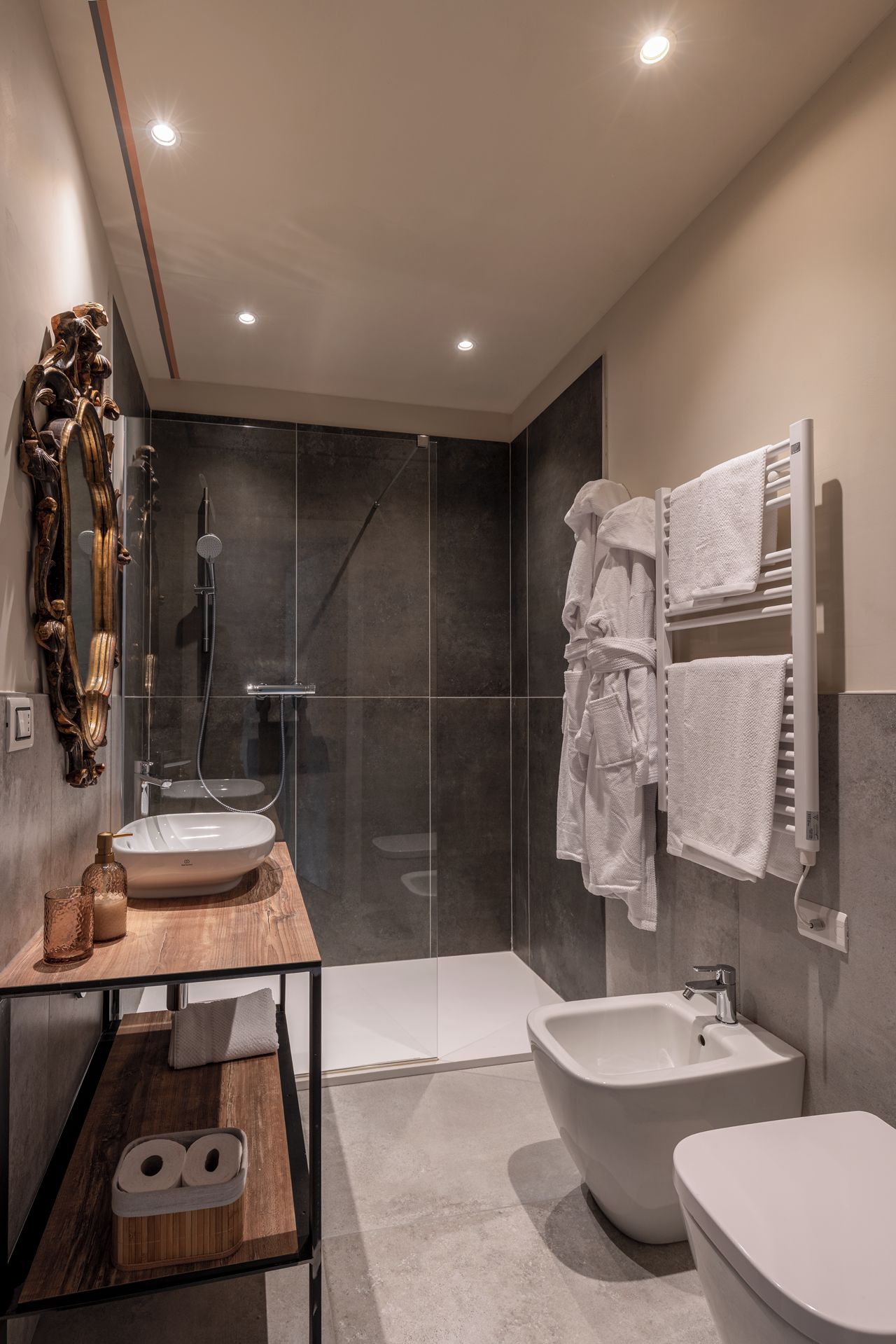 Une salle de bain moderne avec une baignoire sur pieds, un lavabo sur colonne et des toilettes.