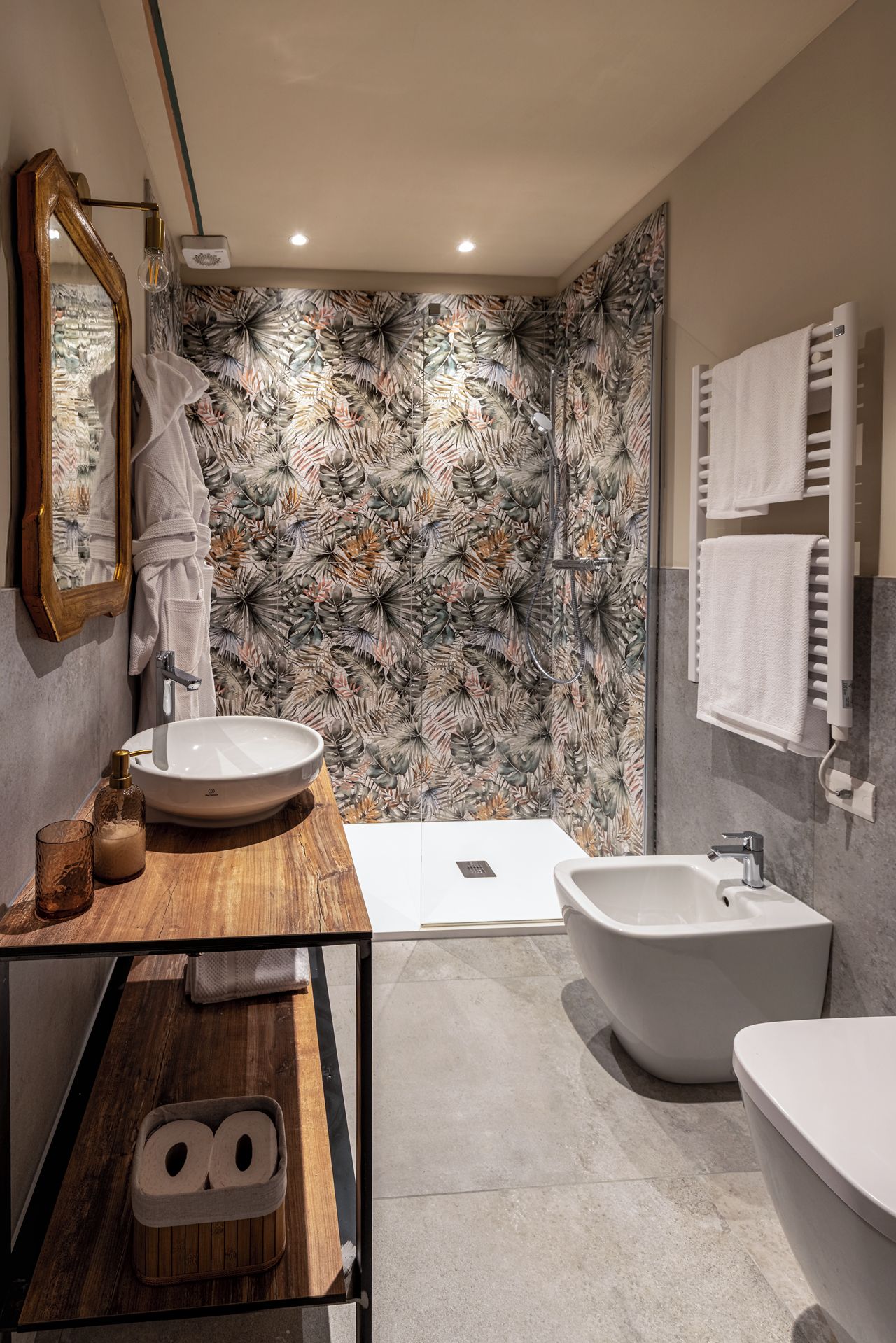 Klassieke tweepersoonskamer, uitzicht op tuin (Arnica) | Badkamer | Een douche, een haardroger, handdoeken, zeep