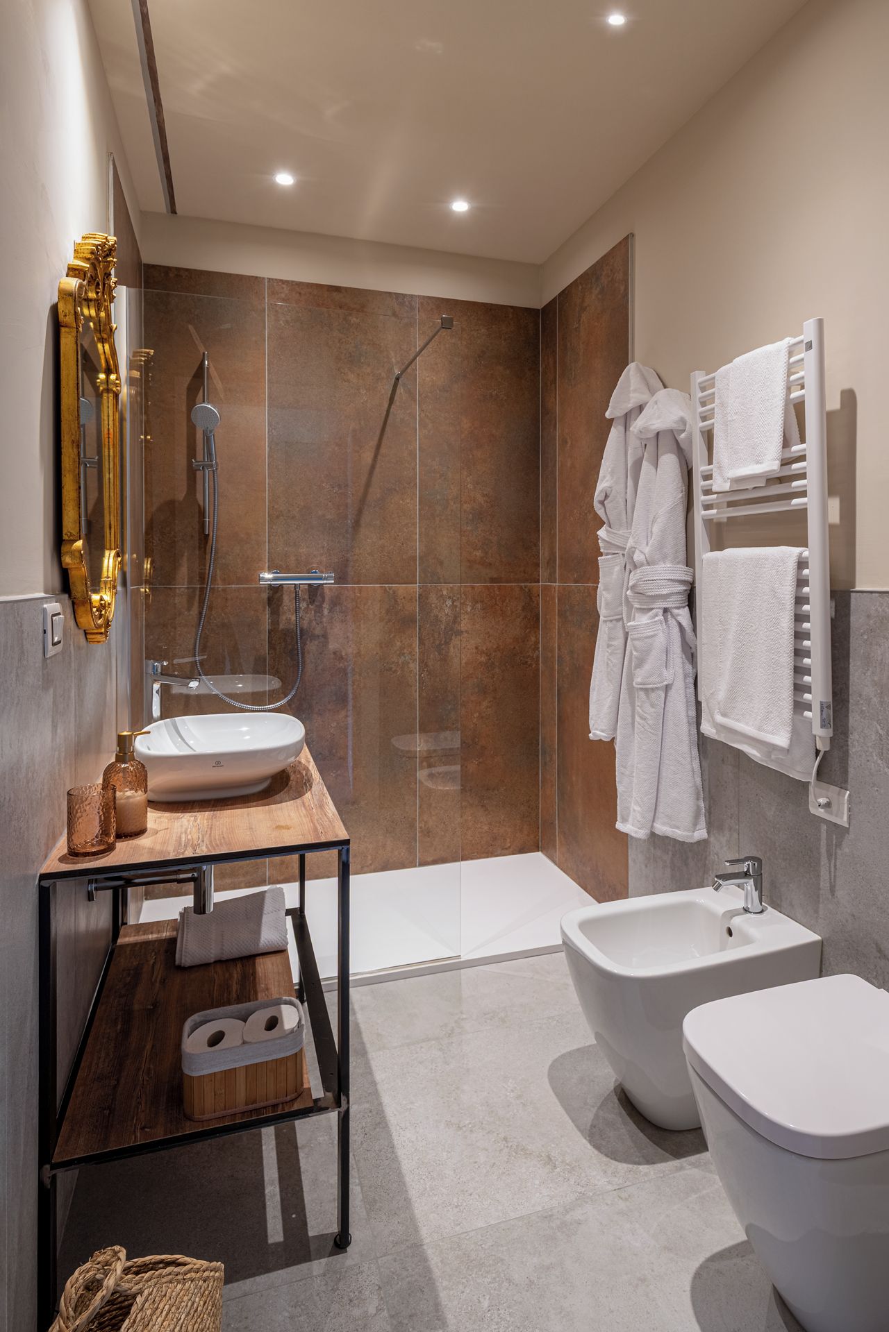 Une salle de bain moderne avec une baignoire sur pieds, un meuble-lavabo et un bidet.