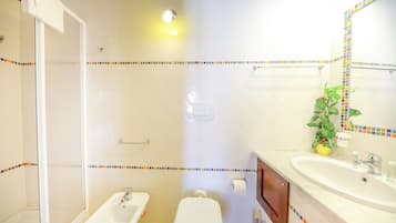 Douche, sèche-cheveux, bidet, serviettes fournies