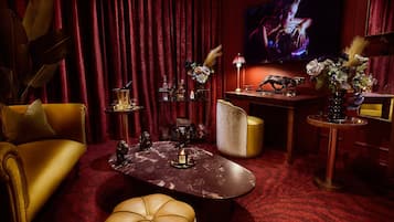 Un salon luxueux avec un canapé moelleux, une table basse et un téléviseur.