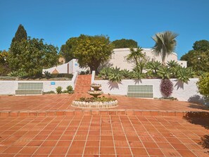 A courtyard with a tiled floor, a central fountain, and a variety of plants. - Casablanca 9 Punta Lara by Casasol by Interhome (Nerja)
