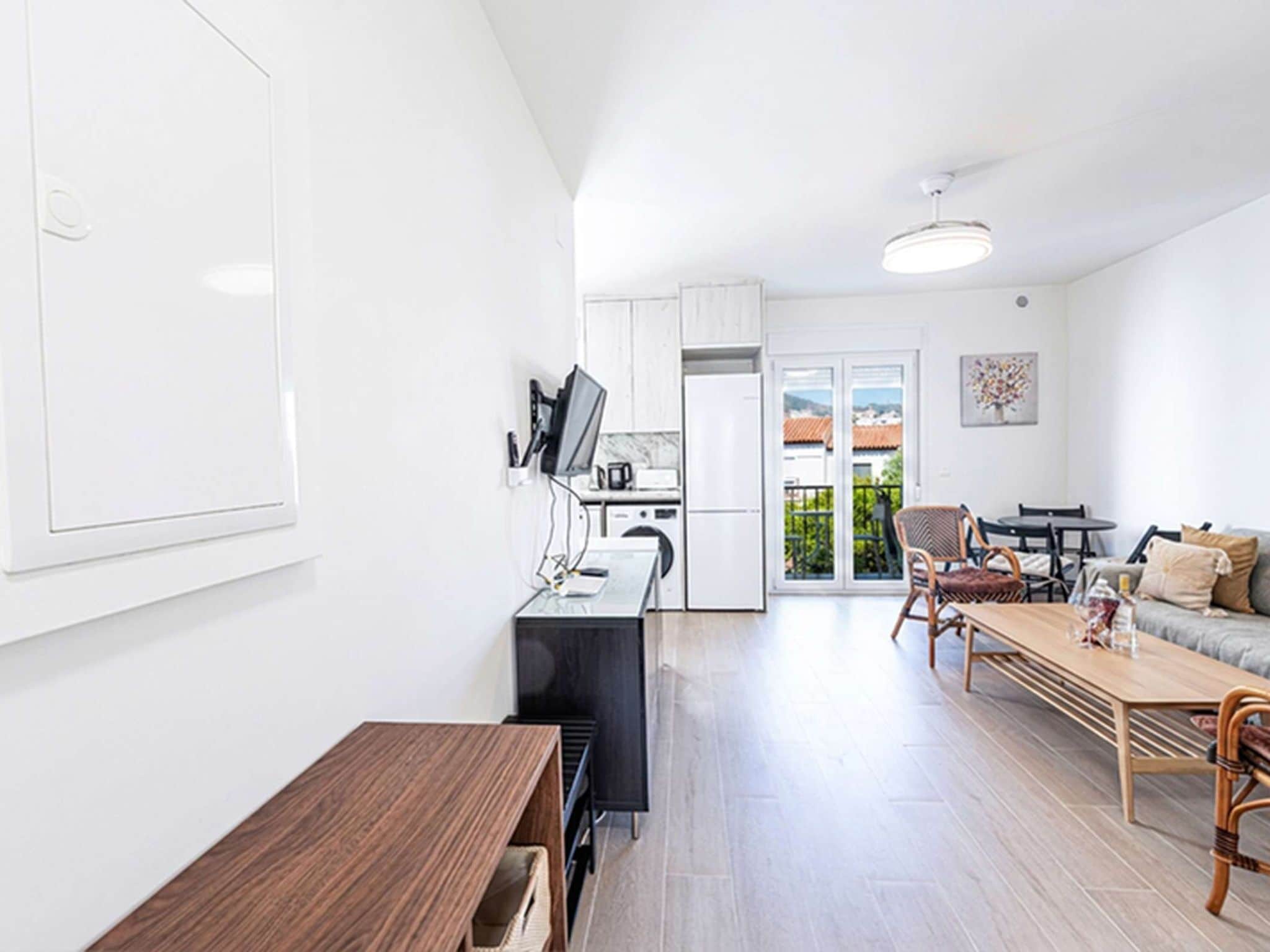 Un apartamento moderno con comedor, cocina y un balcón con vistas.