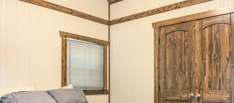 The Lakeside Amish Cabin