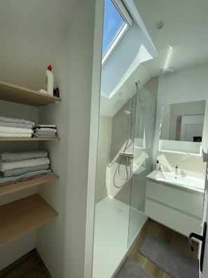 Shower, hair dryer, towels, soap - New family cottage for rent - Sleeps 4 - Pléneuf Val André (PLENEUF)