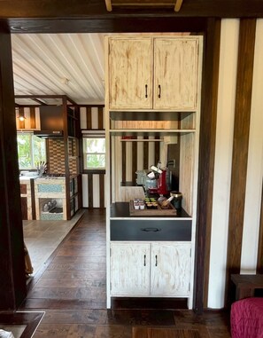 Une cuisine avec des meubles en bois, un plan de travail et une vue sur l’extérieur.