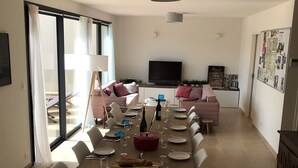 Dining - Two Sisters House: Heated Pool, Bike Storage, and Child-Friendly @ Mont Ventoux (Malaucène)