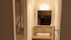 Bathroom - Two Sisters House: Heated Pool, Bike Storage, and Child-Friendly @ Mont Ventoux (Malaucène)