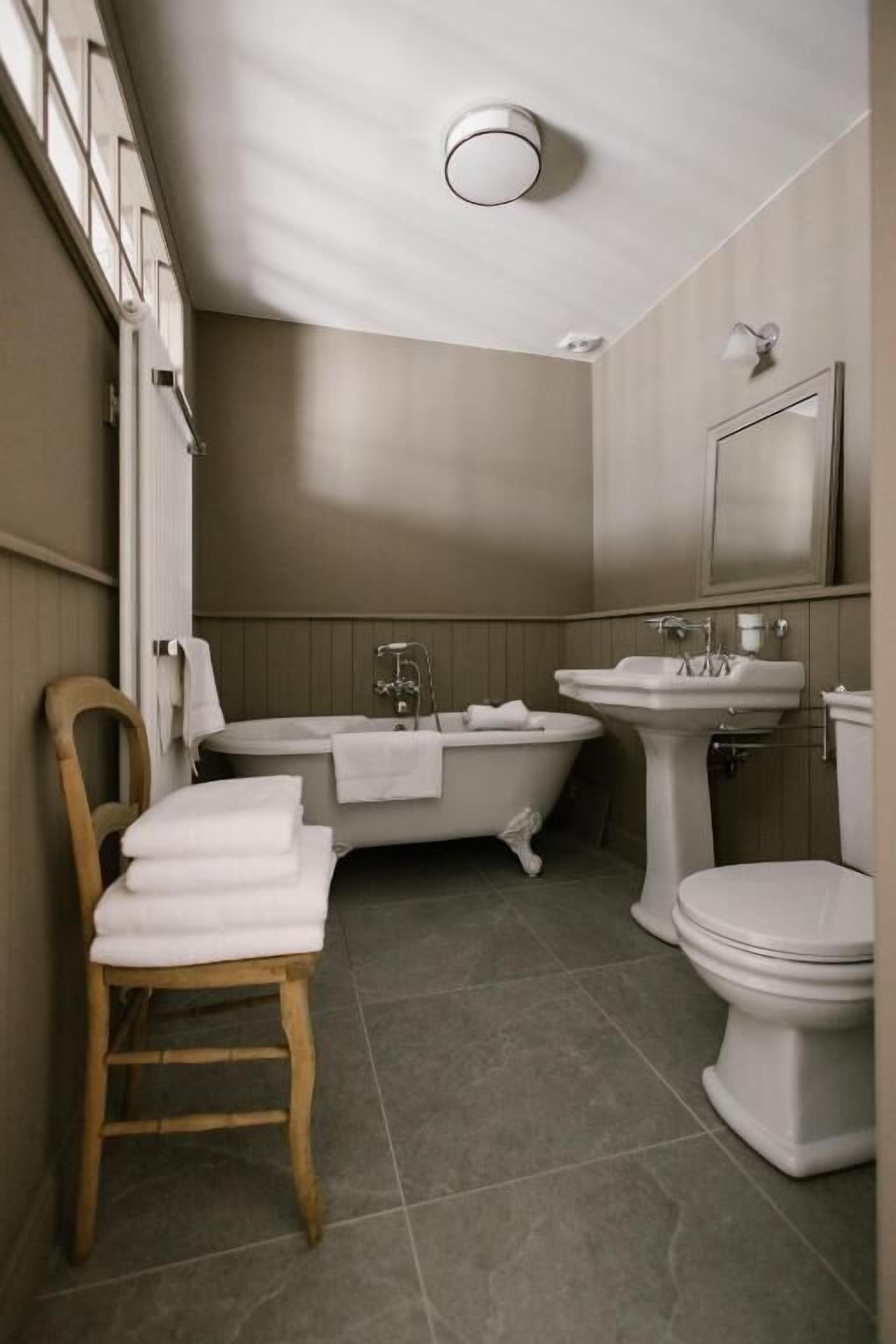 Un baño con bañera, inodoro y lavabo.