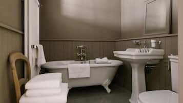Un baño con bañera, inodoro y lavabo.