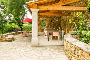 Outdoor dining - Stenen Mas 'Le Mas Toupian'; 500m², Mediterranean Garden, Tennis, Pool, Pétanque, Air Con (Goudargues)