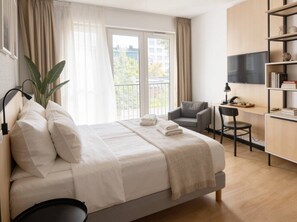 Une chambre d’hôtel comprenant un lit, un bureau, une chaise, une télévision et une bibliothèque.